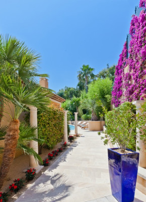 villa in Cannes : Rent modern 7 bedroom villa in the hills of Cannes with stunning sea views, large garden, cinema and easy access into Cannes - Photo 29