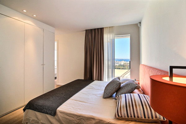 apartment in Cannes : Rent prestigious 5 bedroom penthouse on the famous Croisette with stunning sea views - Photo 18