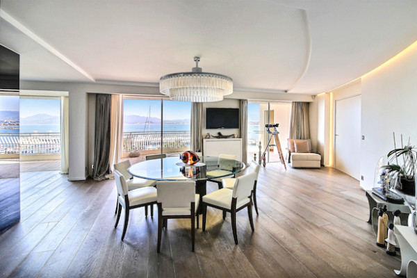 apartment in Cannes : Rent prestigious 5 bedroom penthouse on the famous Croisette with stunning sea views - Photo 9