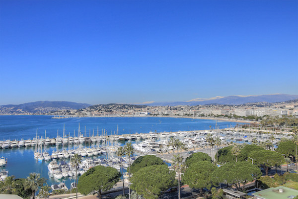 apartment in Cannes : Rent prestigious 5 bedroom penthouse on the famous Croisette with stunning sea views - Photo 21