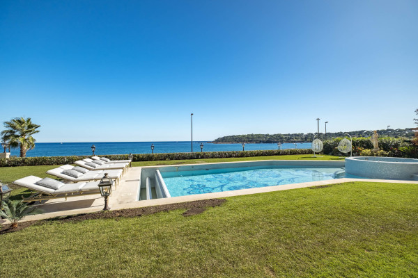 villa in Cap d'Antibes : Rent stunning 7 bedroom villa on the Cap d'Antibes with spacious gardens, pool and private beach! - Photo 64