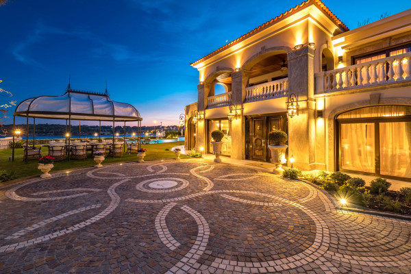 villa in Cap d'Antibes : Rent stunning 7 bedroom villa on the Cap d'Antibes with spacious gardens, pool and private beach! - Photo 0
