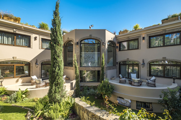 villa in Cap d'Antibes : Rent stunning 7 bedroom villa on the Cap d'Antibes with spacious gardens, pool and private beach! - Photo 69