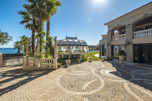 villa in Cap d'Antibes : Rent stunning 7 bedroom villa on the Cap d'Antibes with spacious gardens, pool and private beach! - Photo 72