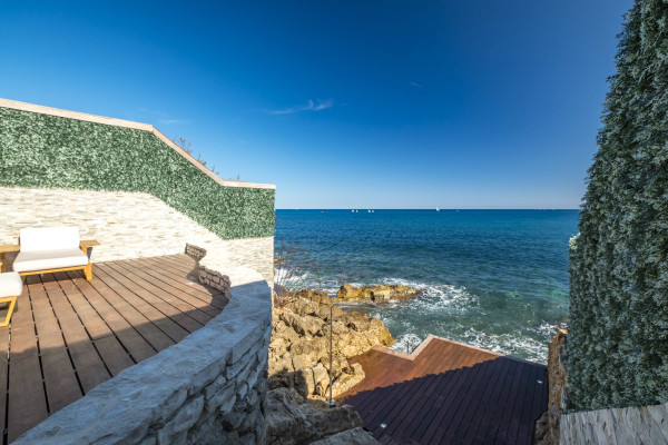 villa in Cap d'Antibes : Rent stunning 7 bedroom villa on the Cap d'Antibes with spacious gardens, pool and private beach! - Photo 47