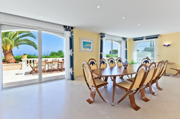 villa in Cannes : Rent modern 7 bedroom villa in the hills of Cannes with stunning sea views, large garden, cinema and easy access into Cannes - Photo 8
