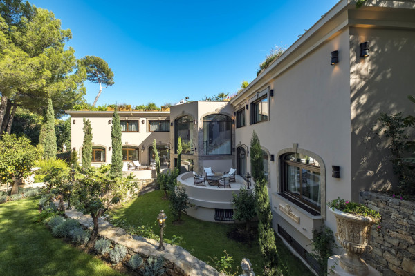 villa in Cap d'Antibes : Rent stunning 7 bedroom villa on the Cap d'Antibes with spacious gardens, pool and private beach! - Photo 65