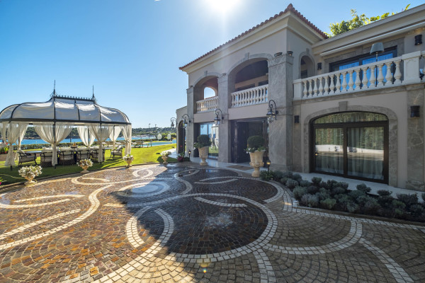 villa in Cap d'Antibes : Rent stunning 7 bedroom villa on the Cap d'Antibes with spacious gardens, pool and private beach! - Photo 63