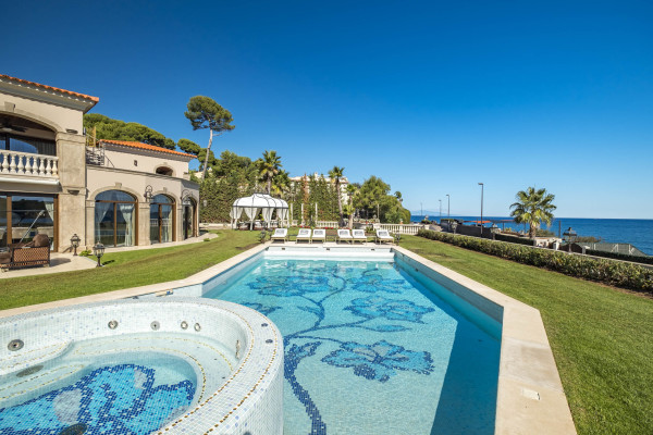 villa in Cap d'Antibes : Rent stunning 7 bedroom villa on the Cap d'Antibes with spacious gardens, pool and private beach! - Photo 77