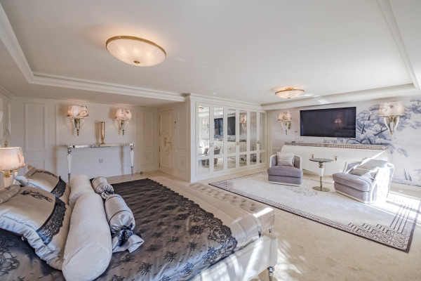 villa in Cap d'Antibes : Rent stunning 7 bedroom villa on the Cap d'Antibes with spacious gardens, pool and private beach! - Photo 89