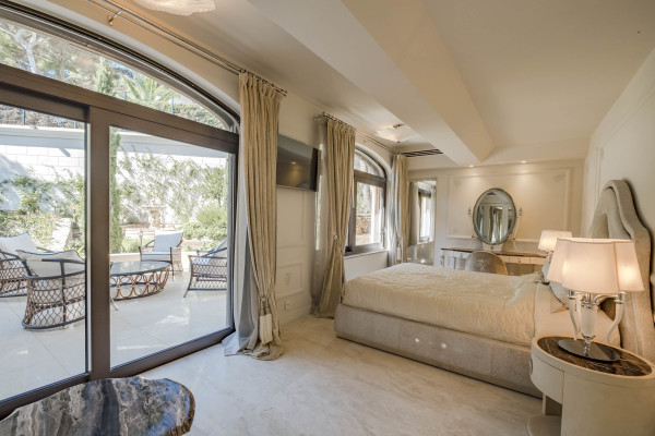 villa in Cap d'Antibes : Rent stunning 7 bedroom villa on the Cap d'Antibes with spacious gardens, pool and private beach! - Photo 93