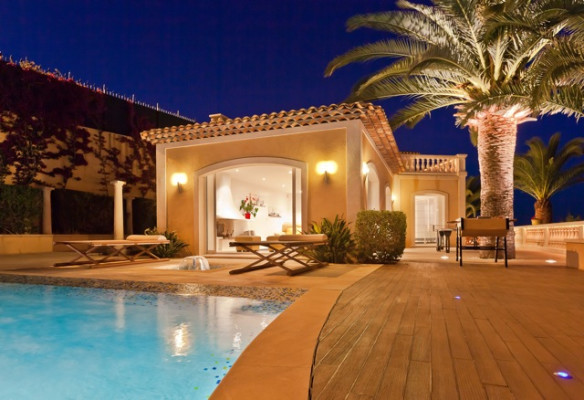 villa in Cannes : Rent modern 7 bedroom villa in the hills of Cannes with stunning sea views, large garden, cinema and easy access into Cannes - Photo 2