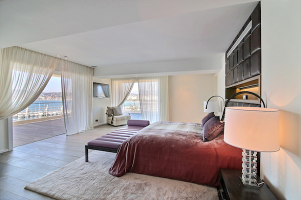 apartment in Cannes : Rent prestigious 5 bedroom penthouse on the famous Croisette with stunning sea views - Photo 3