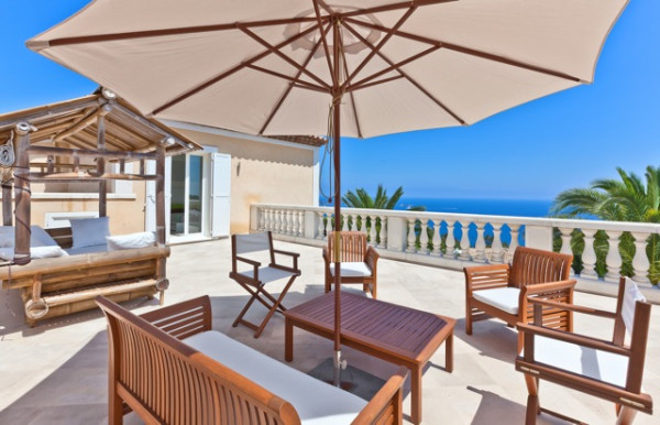 villa in Cannes : Rent modern 7 bedroom villa in the hills of Cannes with stunning sea views, large garden, cinema and easy access into Cannes - Photo 23