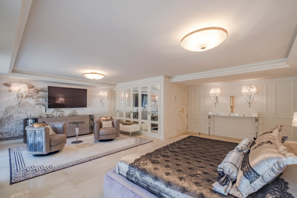 villa in Cap d'Antibes : Rent stunning 7 bedroom villa on the Cap d'Antibes with spacious gardens, pool and private beach! - Photo 95