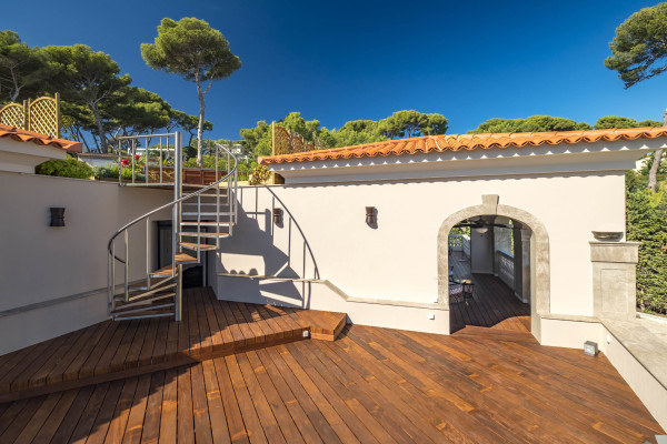 villa in Cap d'Antibes : Rent stunning 7 bedroom villa on the Cap d'Antibes with spacious gardens, pool and private beach! - Photo 81