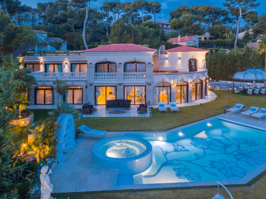 villa in Cap d'Antibes : Rent stunning 7 bedroom villa on the Cap d'Antibes with spacious gardens, pool and private beach! - Photo 2