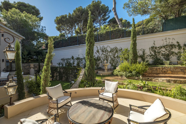 villa in Cap d'Antibes : Rent stunning 7 bedroom villa on the Cap d'Antibes with spacious gardens, pool and private beach! - Photo 58