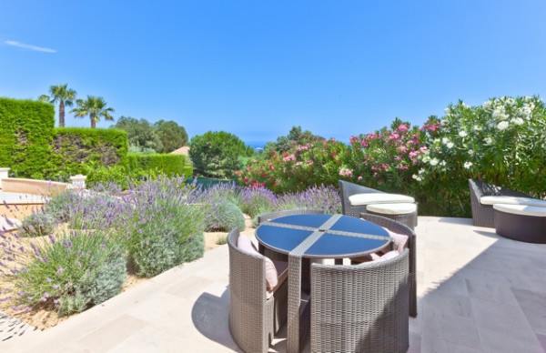 villa in Cannes : Rent modern 7 bedroom villa in the hills of Cannes with stunning sea views, large garden, cinema and easy access into Cannes - Photo 17