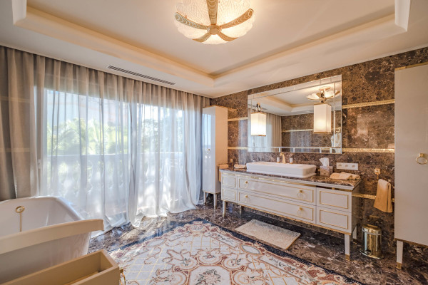 villa in Cap d'Antibes : Rent stunning 7 bedroom villa on the Cap d'Antibes with spacious gardens, pool and private beach! - Photo 60