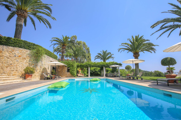villa in Mougins : Luxury Seven Bedroom Villa to Rent in Mougins - Photo 3