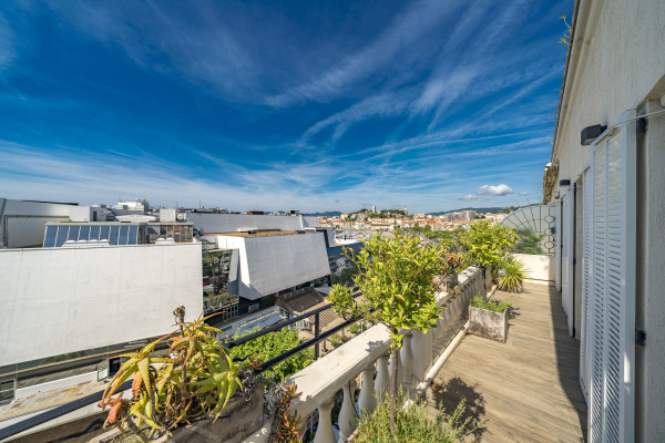 apartment in Cannes : Rent Huge penthouse on the Croisette and across the street from the Palais with panoramic views and pool on the roof - Photo 45