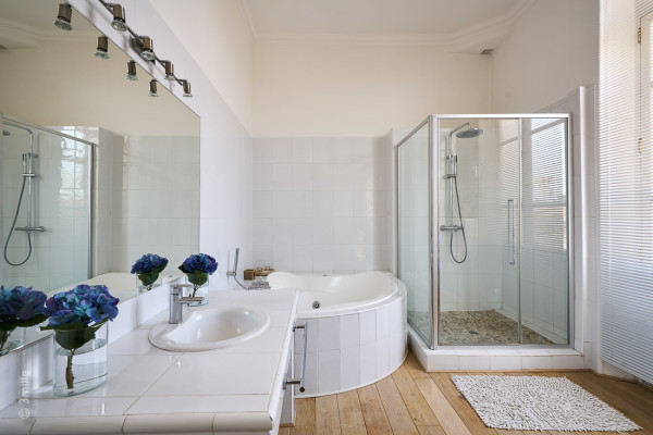 villa in Cannes : Rent gorgeous 5 bedroom villa with pool in the heart of Vallauris, Cannes with easy access to the Croisette, beaches with pool. - Photo 16