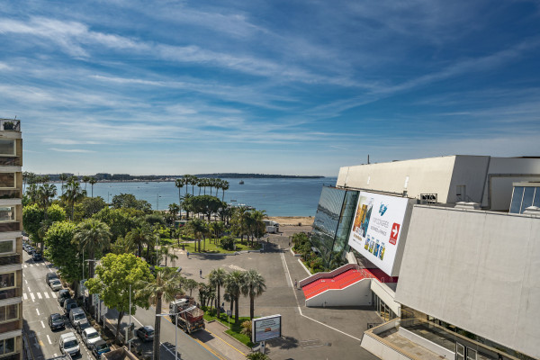 apartment in Cannes : Rent Huge penthouse on the Croisette and across the street from the Palais with panoramic views and pool on the roof - Photo 40