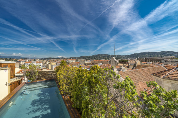 apartment in Cannes : Rent Huge penthouse on the Croisette and across the street from the Palais with panoramic views and pool on the roof - Photo 3