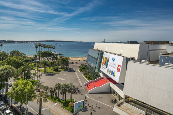 apartment in Cannes : Rent Huge penthouse on the Croisette and across the street from the Palais with panoramic views and pool on the roof - Photo 0