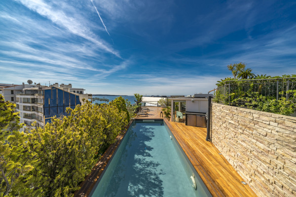 apartment in Cannes : Rent Huge penthouse on the Croisette and across the street from the Palais with panoramic views and pool on the roof - Photo 13