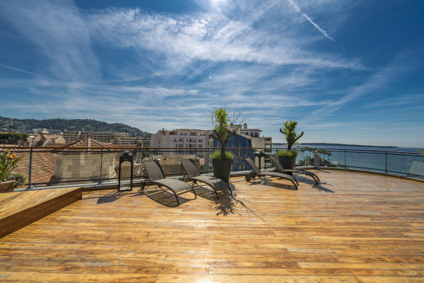 apartment in Cannes : Rent Huge penthouse on the Croisette and across the street from the Palais with panoramic views and pool on the roof - Photo 8