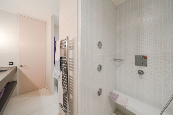 apartment in Cannes : Rent Huge penthouse on the Croisette and across the street from the Palais with panoramic views and pool on the roof - Photo 42