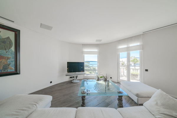apartment in Cannes : Rent Huge penthouse on the Croisette and across the street from the Palais with panoramic views and pool on the roof - Photo 36