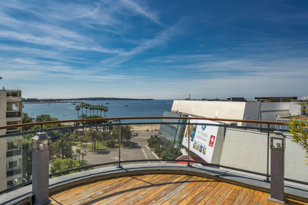 apartment in Cannes : Rent Huge penthouse on the Croisette and across the street from the Palais with panoramic views and pool on the roof - Photo 18