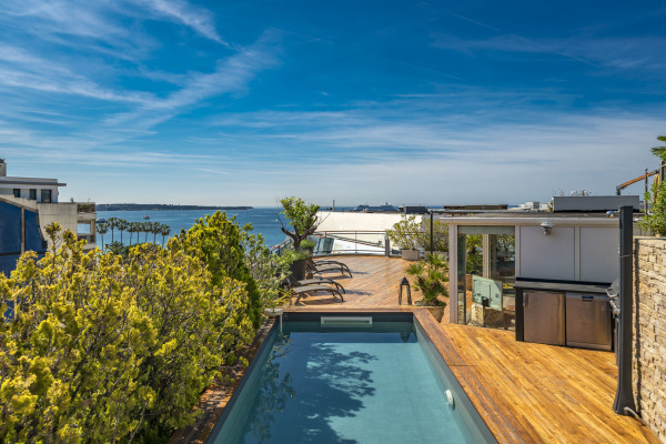 apartment in Cannes : Rent Huge penthouse on the Croisette and across the street from the Palais with panoramic views and pool on the roof - Photo 17