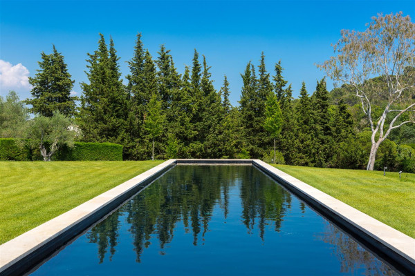 villa in Mougins : Rent Luxury Five Bedroom Villa with heated Swimming Pool in Mougins - Photo 2