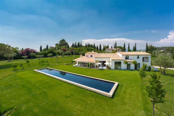 villa in Mougins : Rent Luxury Five Bedroom Villa with heated Swimming Pool in Mougins - Photo 0
