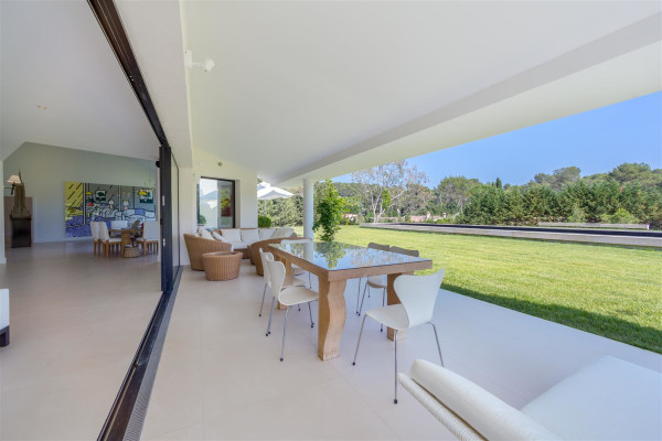 villa in Mougins : Rent Luxury Five Bedroom Villa with heated Swimming Pool in Mougins - Photo 8