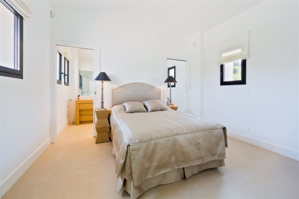 villa in Mougins : Rent Luxury Five Bedroom Villa with heated Swimming Pool in Mougins - Photo 13