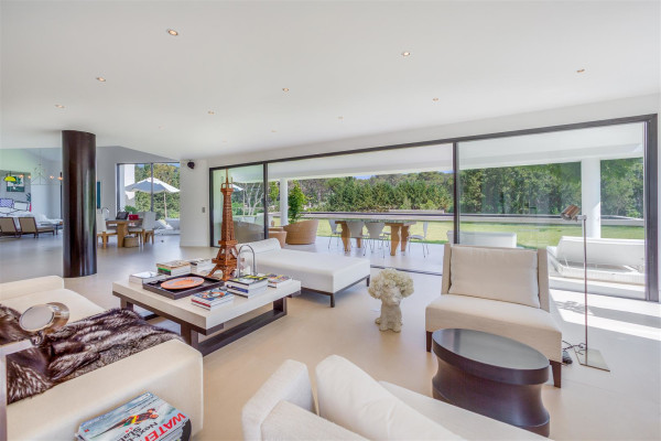 villa in Mougins : Rent Luxury Five Bedroom Villa with heated Swimming Pool in Mougins - Photo 5