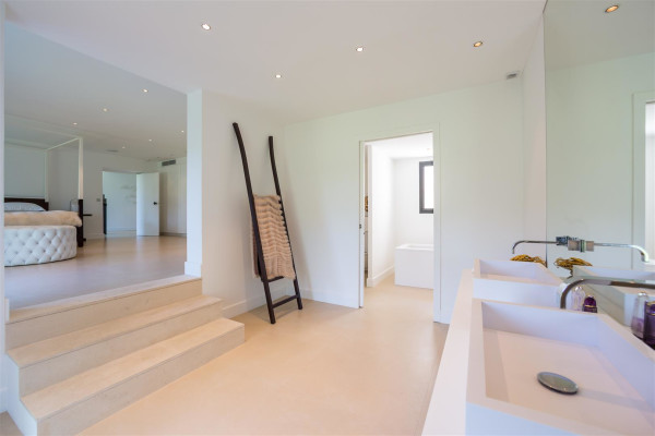 villa in Mougins : Rent Luxury Five Bedroom Villa with heated Swimming Pool in Mougins - Photo 18