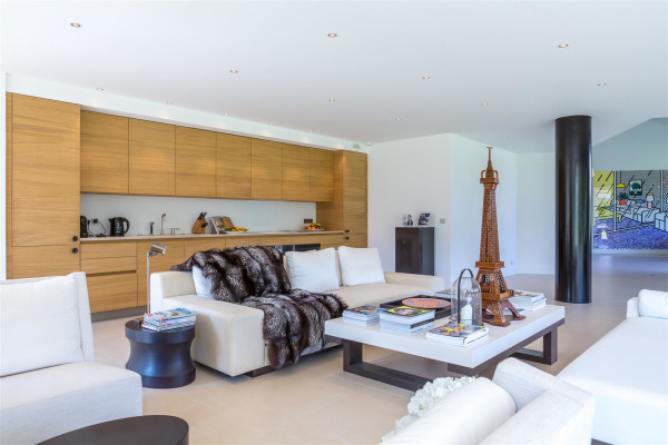 villa in Mougins : Rent Luxury Five Bedroom Villa with heated Swimming Pool in Mougins - Photo 9