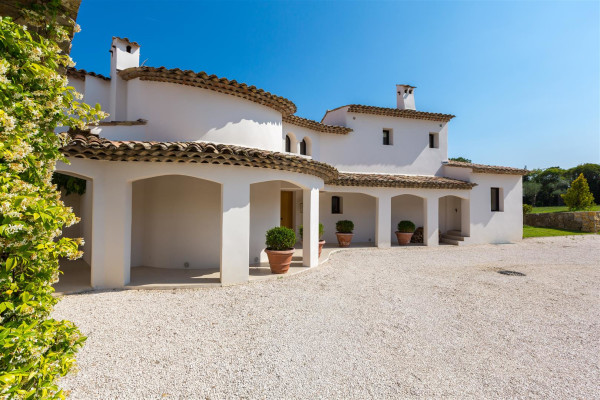 villa in Mougins : Rent Luxury Five Bedroom Villa with heated Swimming Pool in Mougins - Photo 19