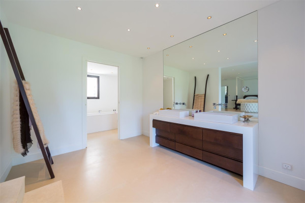 villa in Mougins : Rent Luxury Five Bedroom Villa with heated Swimming Pool in Mougins - Photo 17