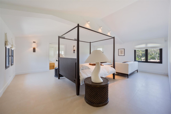 villa in Mougins : Rent Luxury Five Bedroom Villa with heated Swimming Pool in Mougins - Photo 11