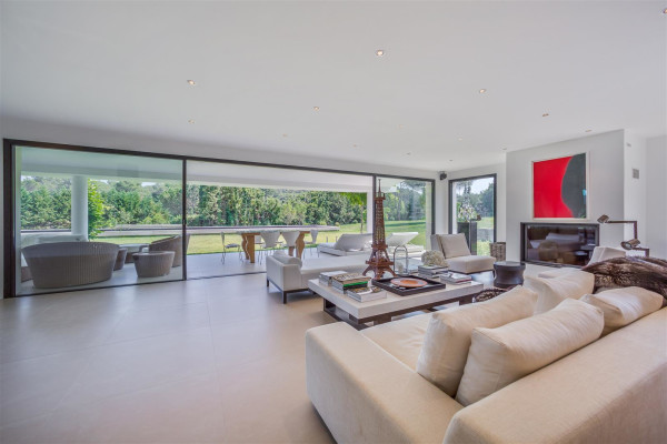 villa in Mougins : Rent Luxury Five Bedroom Villa with heated Swimming Pool in Mougins - Photo 3