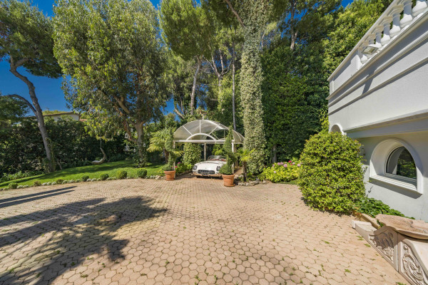villa in Saint-Jean-Cap-Ferrat : Rent incredible 6 bedroom property located in St Jean Cap Ferrat with stunning views over the sea - Photo 3