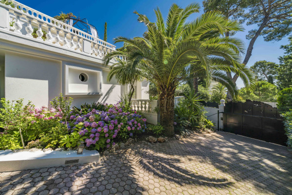 villa in Saint-Jean-Cap-Ferrat : Rent incredible 6 bedroom property located in St Jean Cap Ferrat with stunning views over the sea - Photo 1