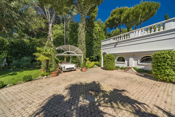 villa in Saint-Jean-Cap-Ferrat : Rent incredible 6 bedroom property located in St Jean Cap Ferrat with stunning views over the sea - Photo 4
